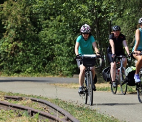 Vanessa, Rachel and Catherine on cyclepath