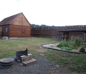 Fort Umpqua was built by volunteers and includes 12′ high stockade walls, a trade building, the men’s quarters, and a cook shack that were all based on the original fort design.