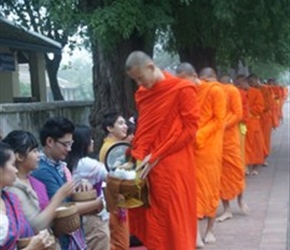 1.15 2 Buddhist monks at Luan