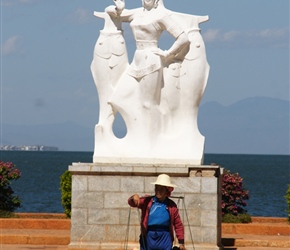 Statue celebrating Bai minority culture