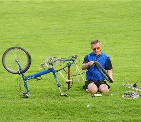 Nigel fixing someone else'd puncture, sums him up