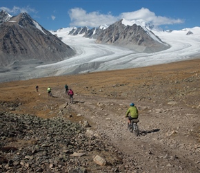 Having visited the viewpoint, we descended to Khüiten Peak and its glacier
