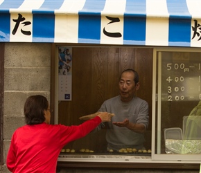 We lunched at Nakamuraohashadora. At a small stall you could buy Octopus balls, fora  good price according to Ken