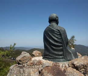 “The Master in Meditative Training” sits eastward on the rock. The enshrined heart is “the mind that stays” and allows you to feel the spirit of the Daishi. 
