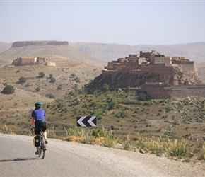 Sarah approaches Tizourgane Kasbah, place for the night